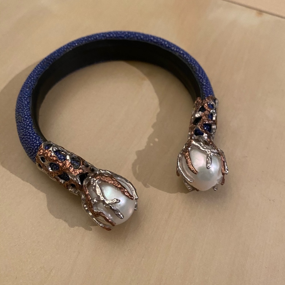 Pearl and leather bracelet blue and white